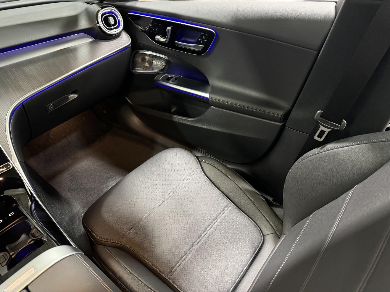 Mercedes-Benz C-Class Vehicle Full-screen Gallery Image 15