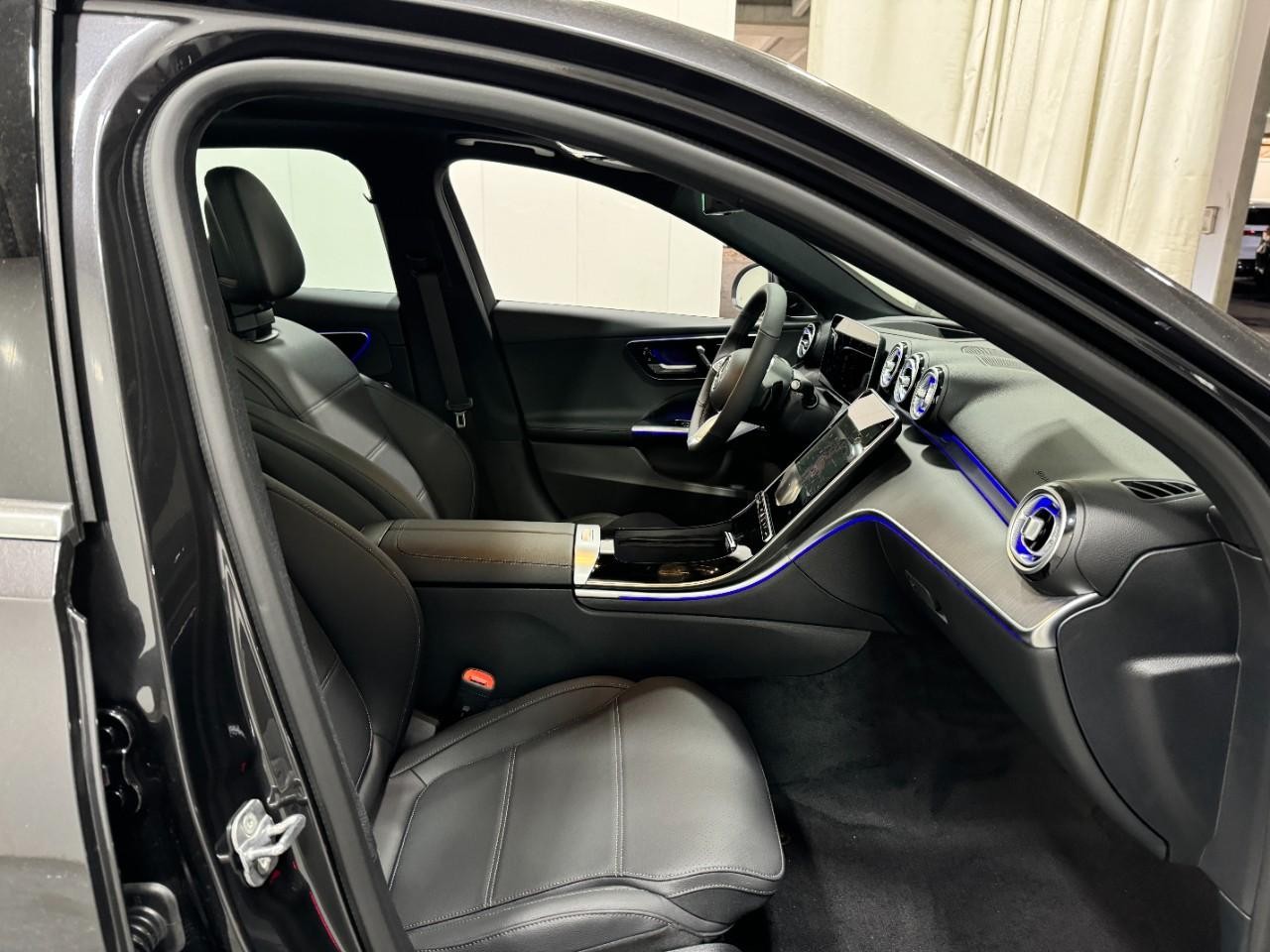 Mercedes-Benz C-Class Vehicle Full-screen Gallery Image 16