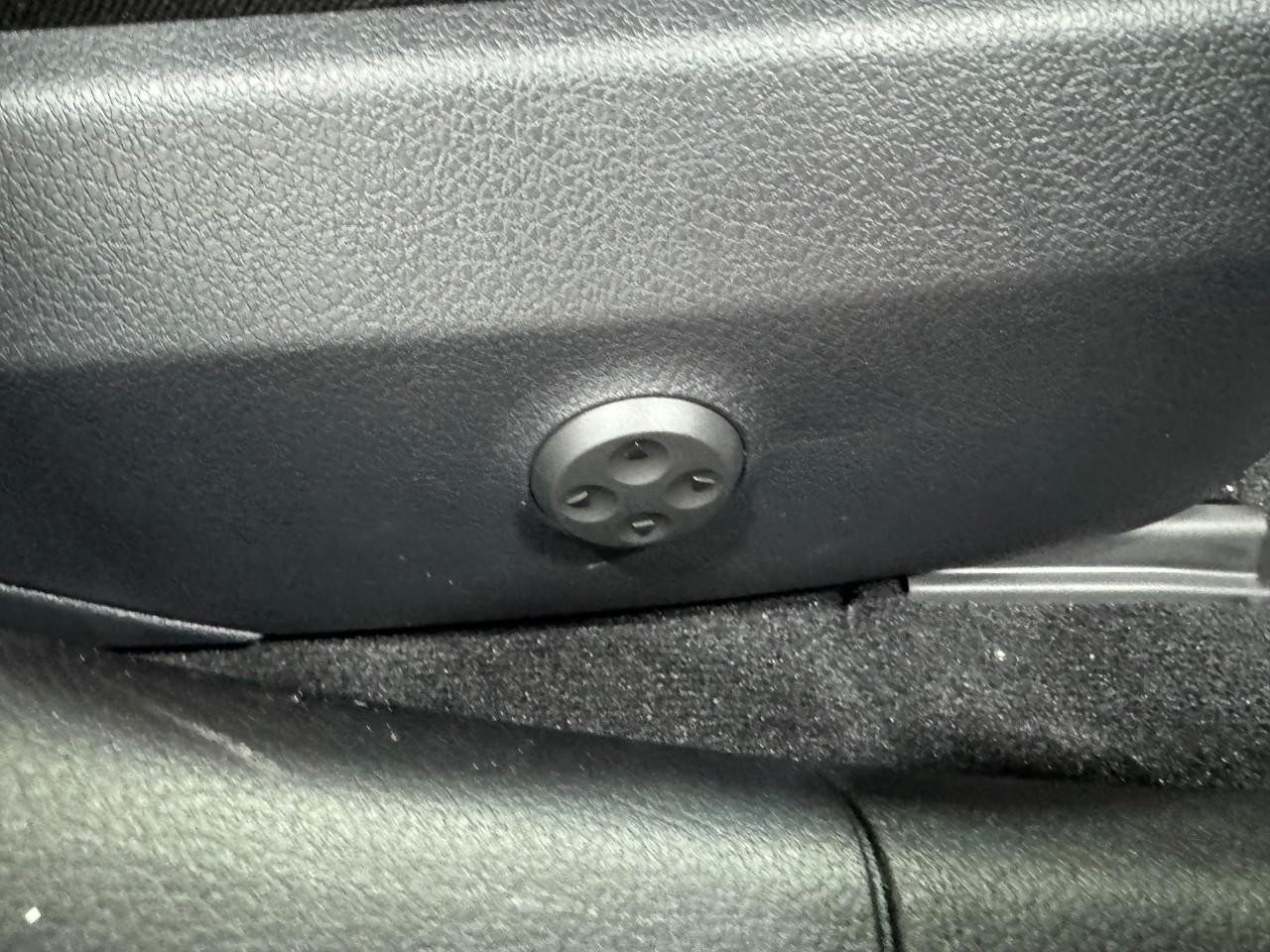 Mercedes-Benz C-Class Vehicle Full-screen Gallery Image 18