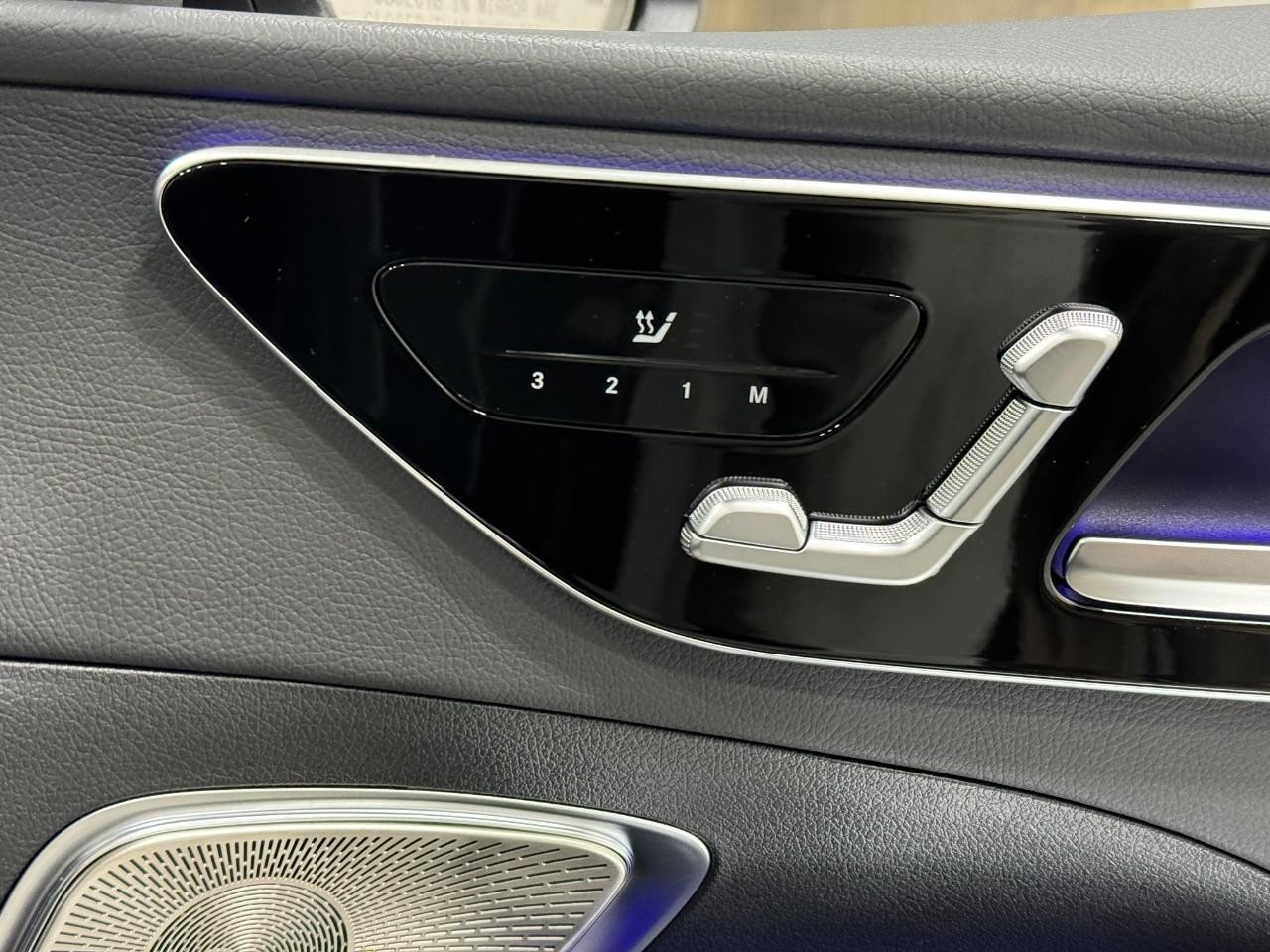 Mercedes-Benz C-Class Vehicle Full-screen Gallery Image 19