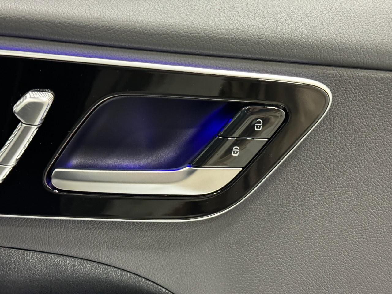 Mercedes-Benz C-Class Vehicle Full-screen Gallery Image 20