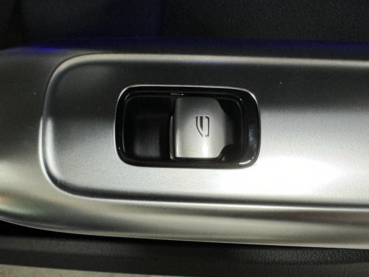 Mercedes-Benz C-Class Vehicle Full-screen Gallery Image 21