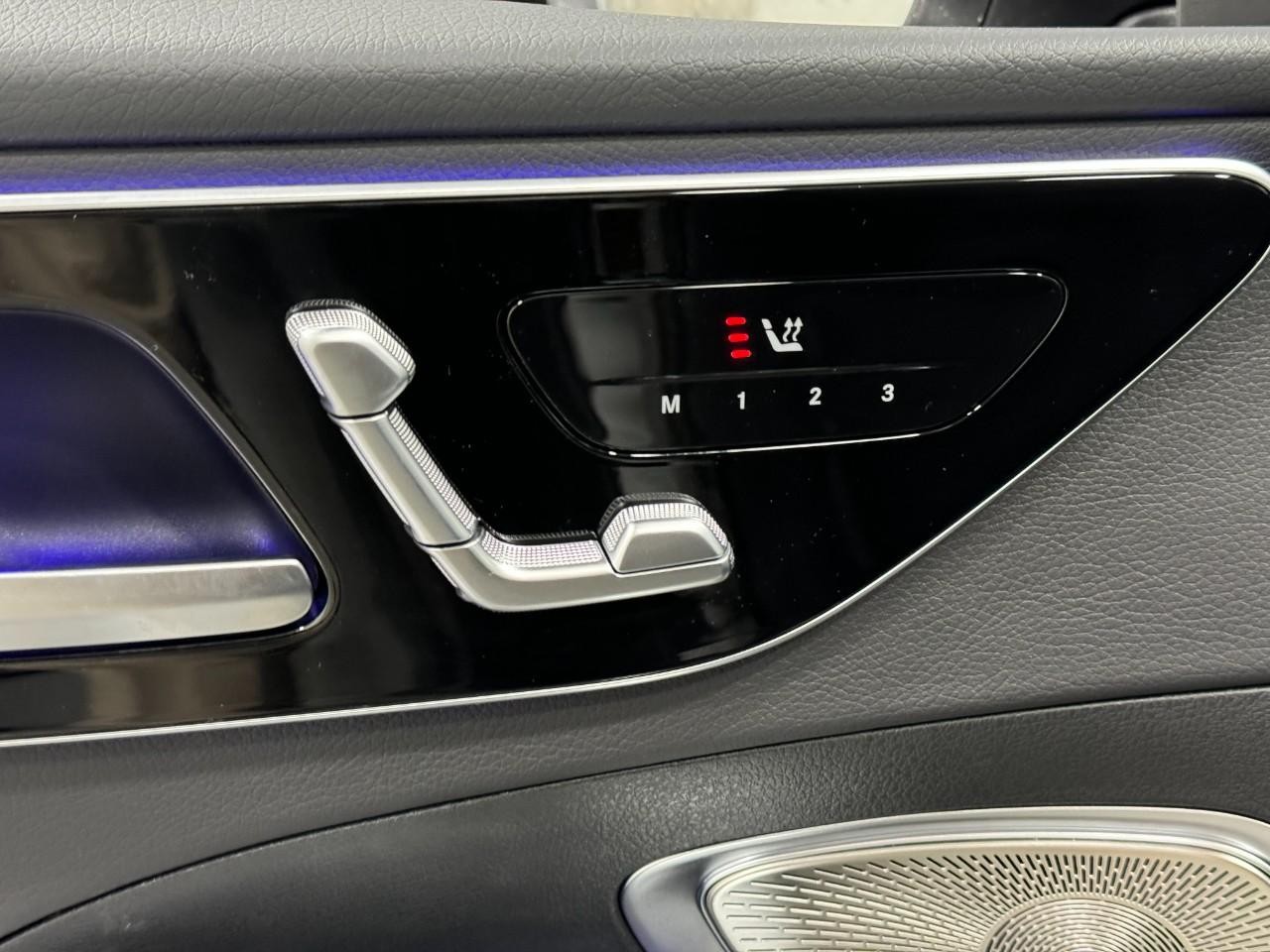 Mercedes-Benz C-Class Vehicle Full-screen Gallery Image 22