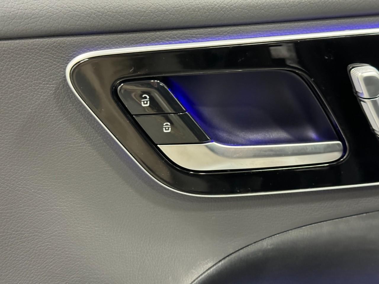 Mercedes-Benz C-Class Vehicle Full-screen Gallery Image 23