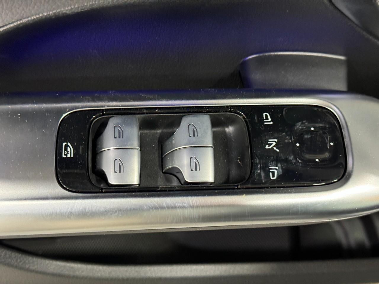 Mercedes-Benz C-Class Vehicle Full-screen Gallery Image 24