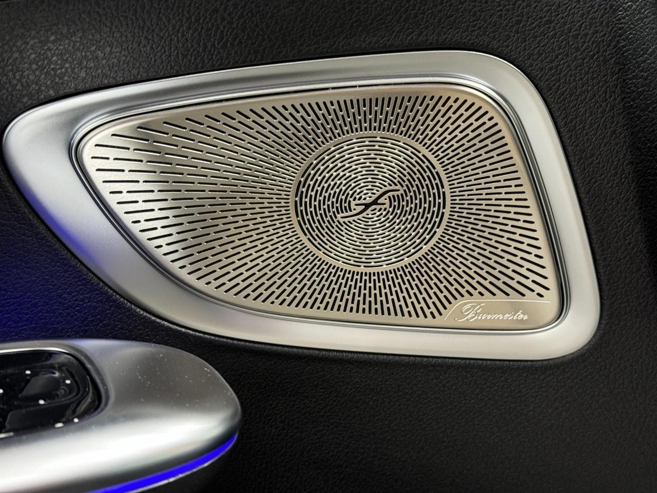 Mercedes-Benz C-Class Vehicle Full-screen Gallery Image 25