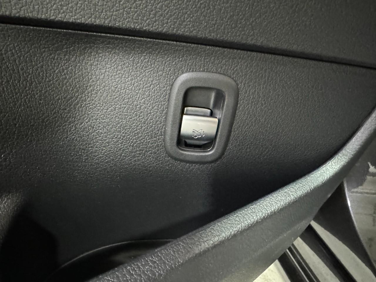 Mercedes-Benz C-Class Vehicle Full-screen Gallery Image 26