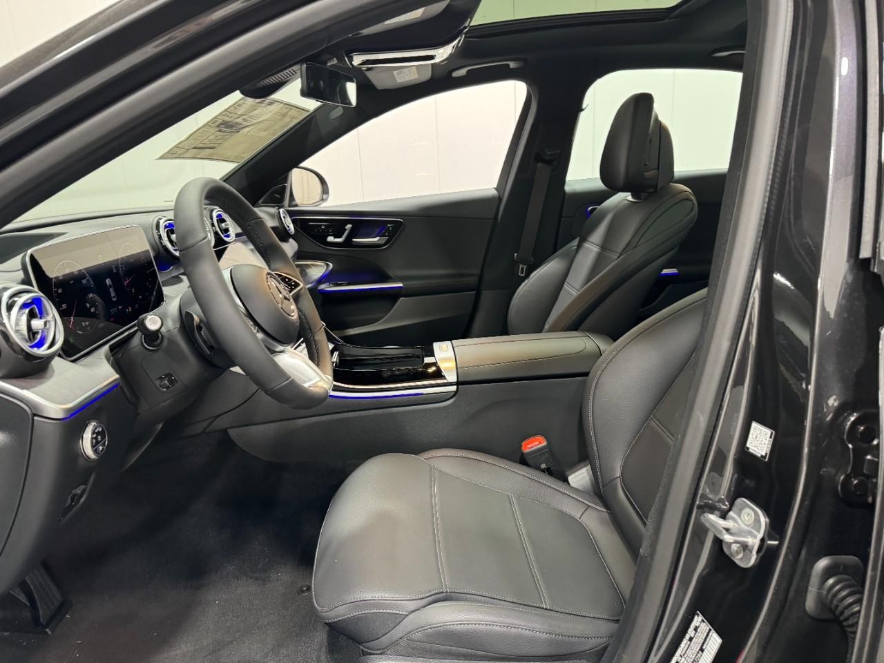 Mercedes-Benz C-Class Vehicle Full-screen Gallery Image 27