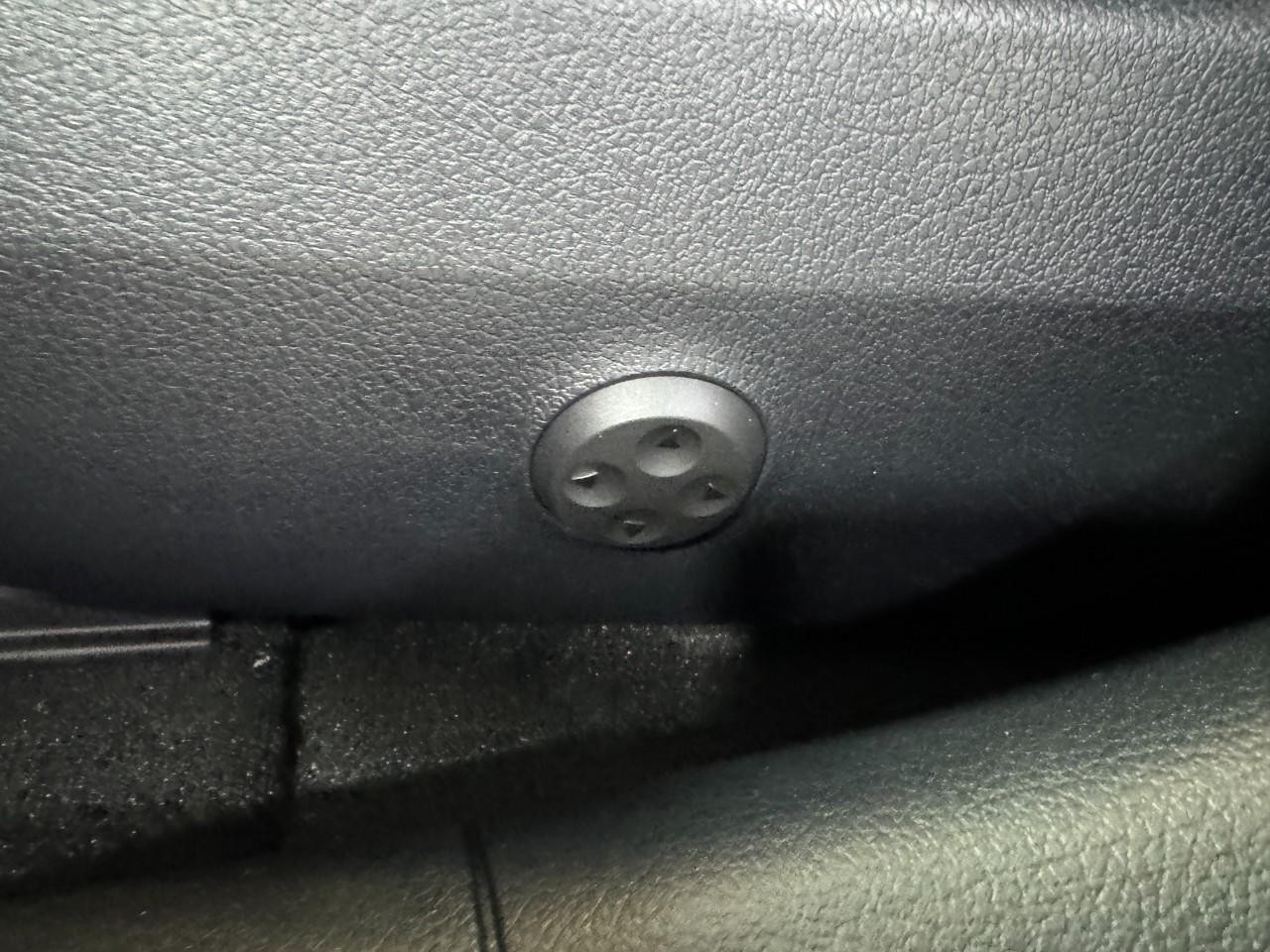 Mercedes-Benz C-Class Vehicle Full-screen Gallery Image 29