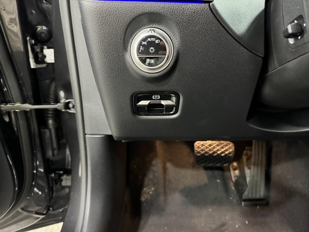 Mercedes-Benz C-Class Vehicle Full-screen Gallery Image 30