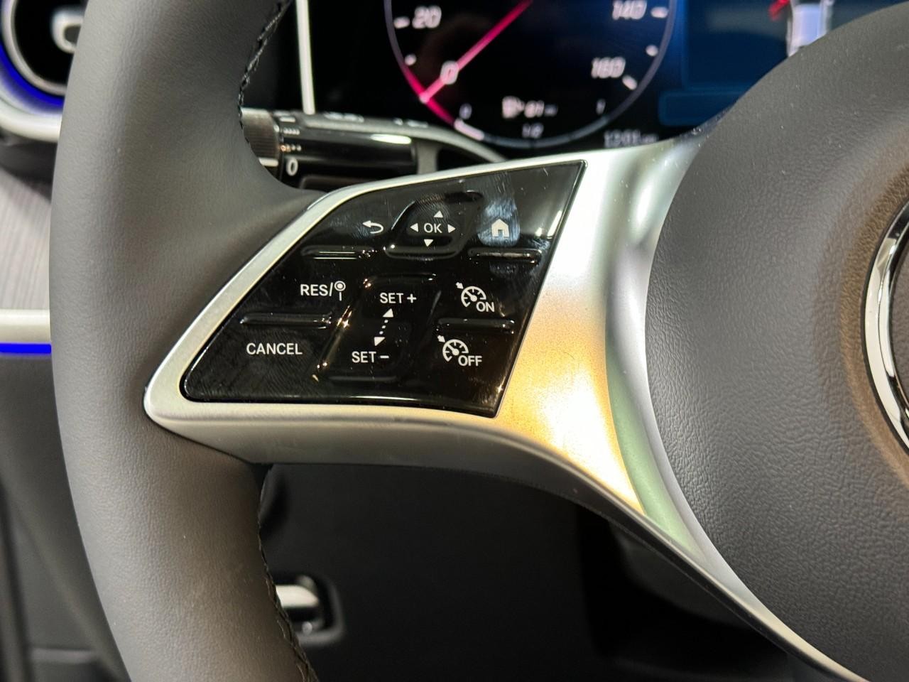 Mercedes-Benz C-Class Vehicle Full-screen Gallery Image 31