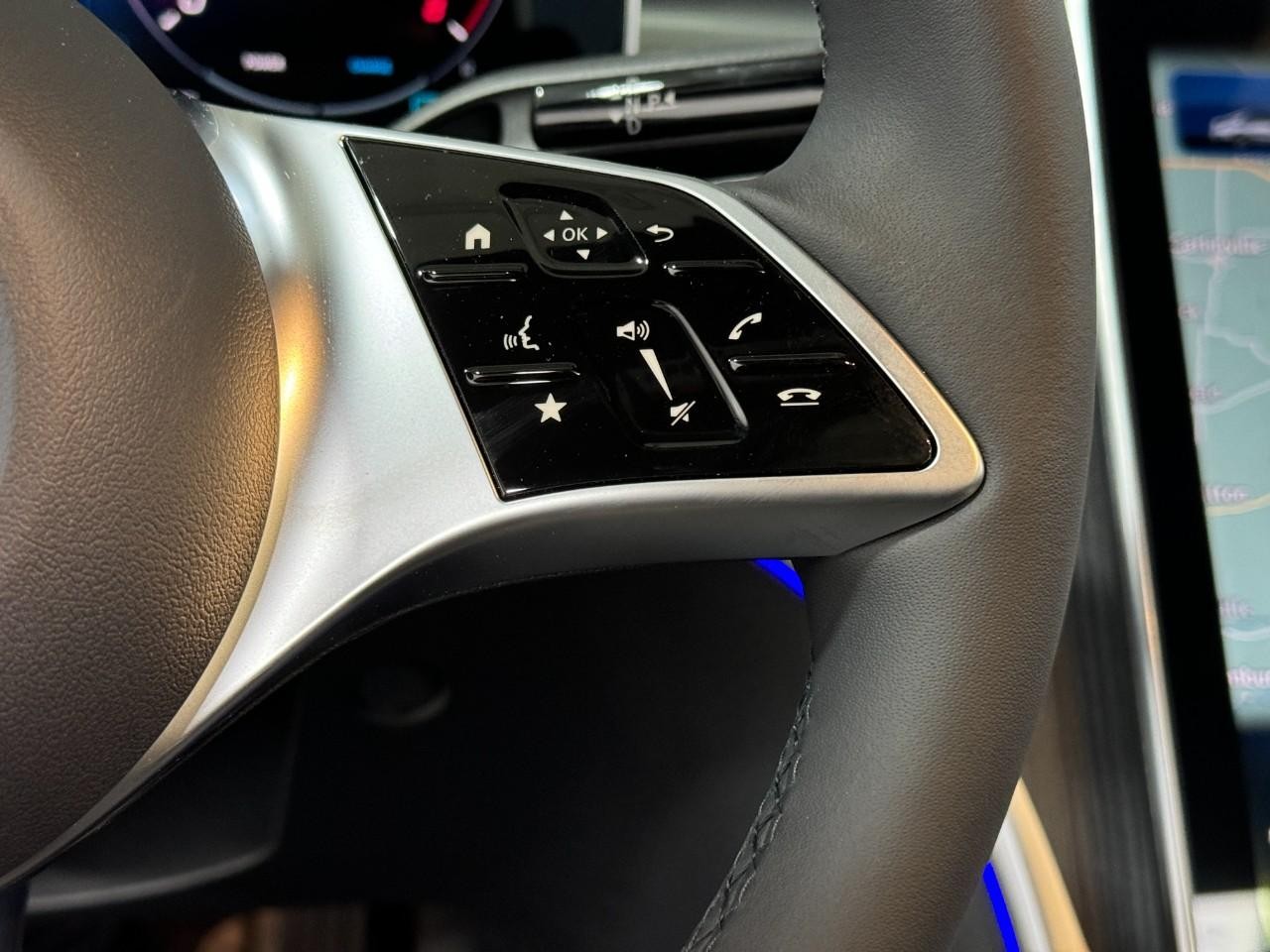 Mercedes-Benz C-Class Vehicle Full-screen Gallery Image 32