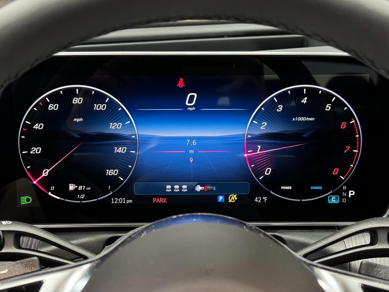 Mercedes-Benz C-Class Vehicle Full-screen Gallery Image 33