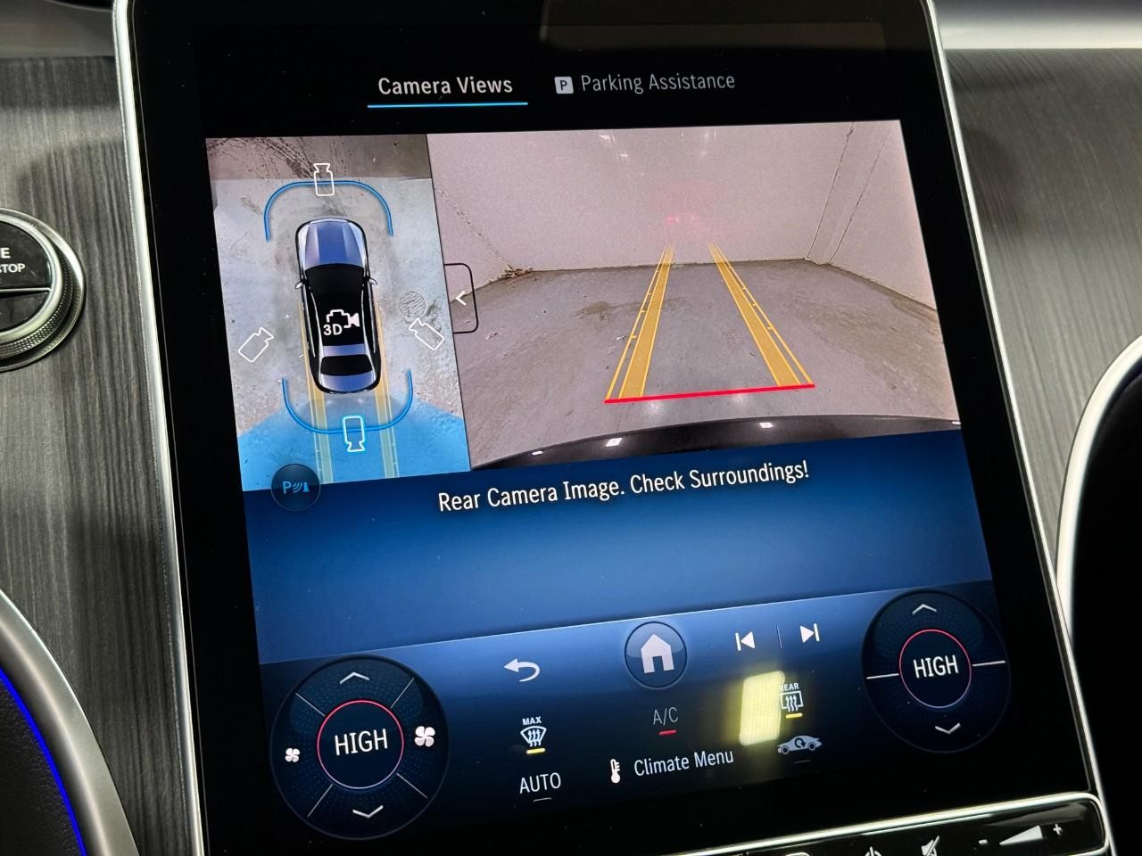 Mercedes-Benz C-Class Vehicle Full-screen Gallery Image 35