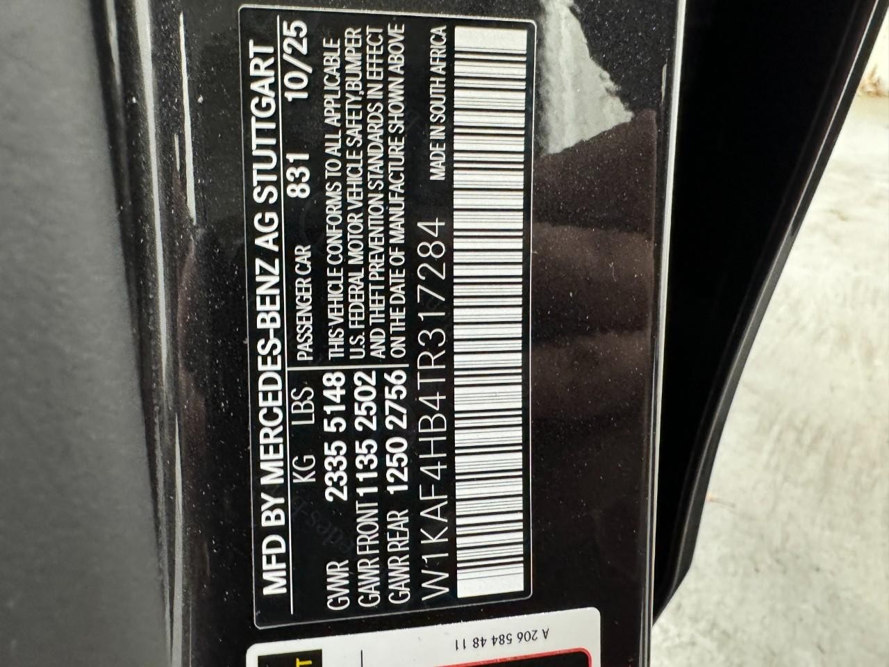 Mercedes-Benz C-Class Vehicle Full-screen Gallery Image 36