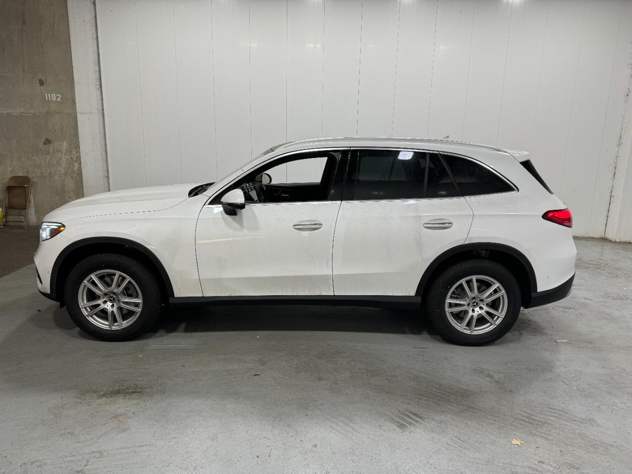 Mercedes-Benz GLC Vehicle Full-screen Gallery Image 2