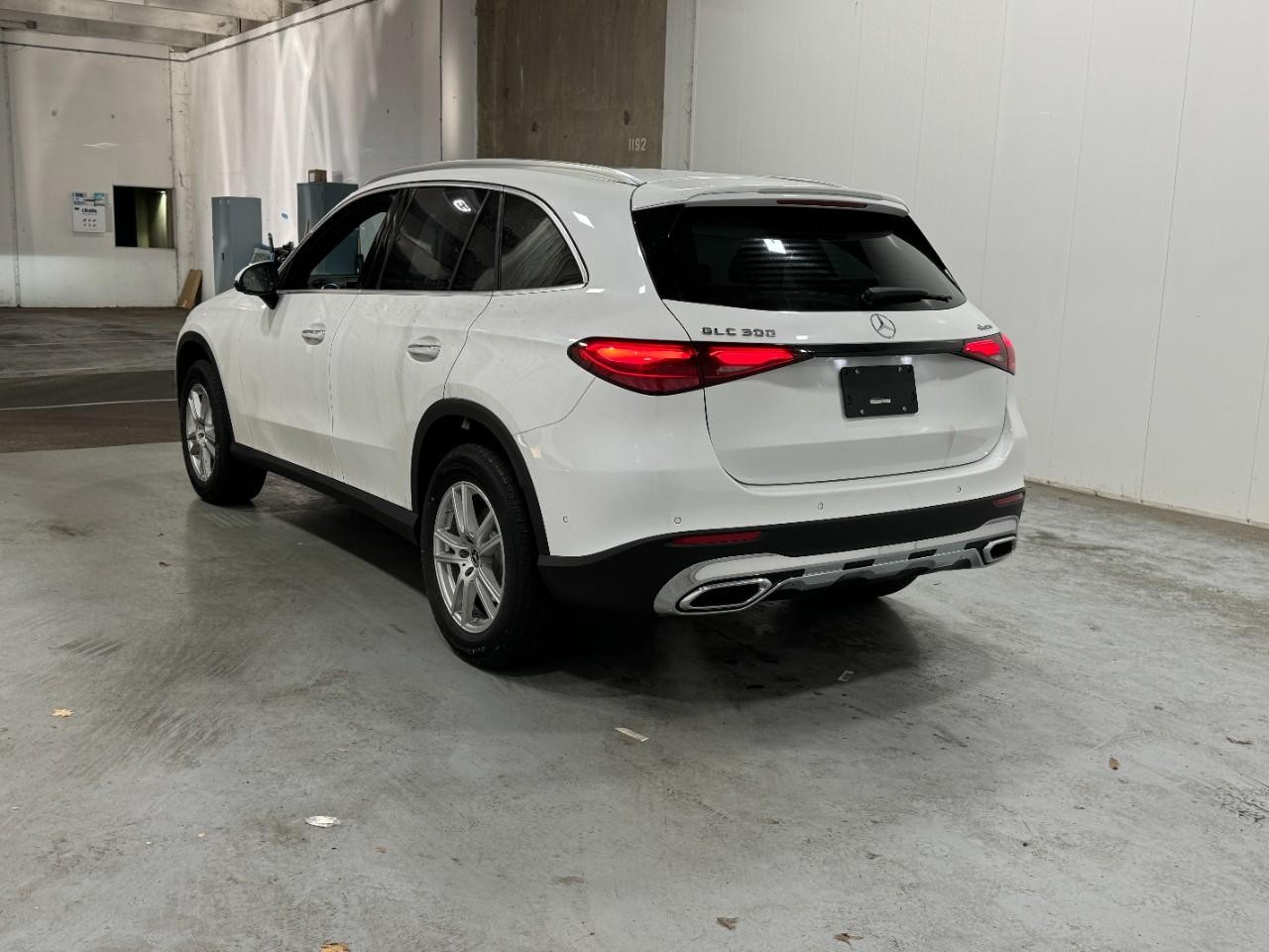 Mercedes-Benz GLC Vehicle Full-screen Gallery Image 3