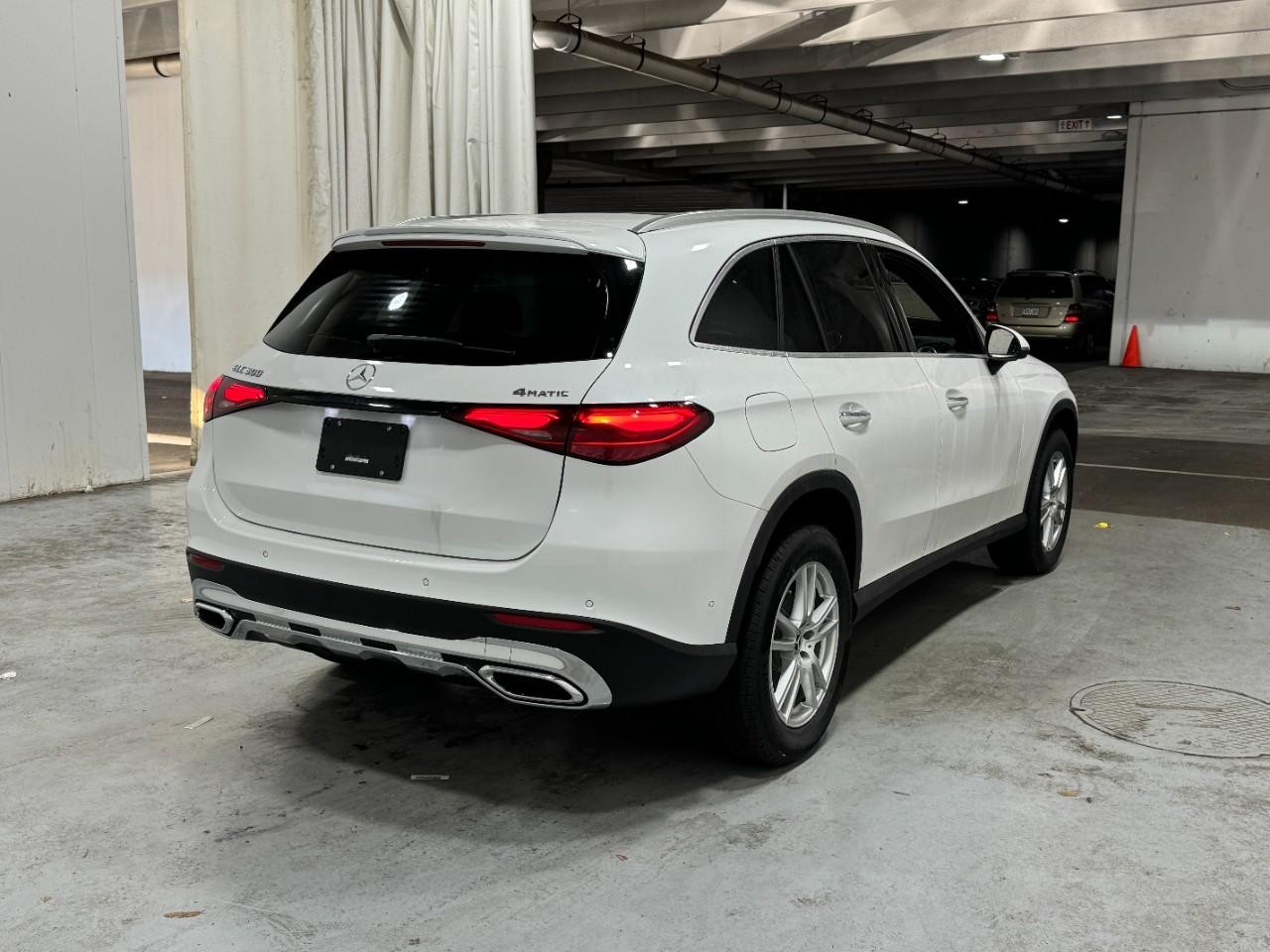 Mercedes-Benz GLC Vehicle Full-screen Gallery Image 4