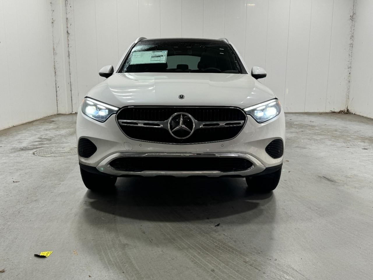 Mercedes-Benz GLC Vehicle Full-screen Gallery Image 7