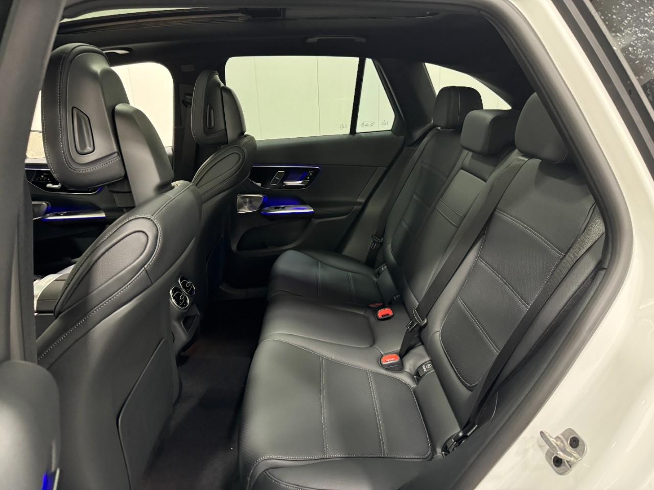 Mercedes-Benz GLC Vehicle Full-screen Gallery Image 8