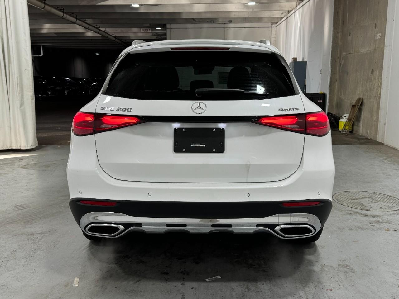 Mercedes-Benz GLC Vehicle Full-screen Gallery Image 9