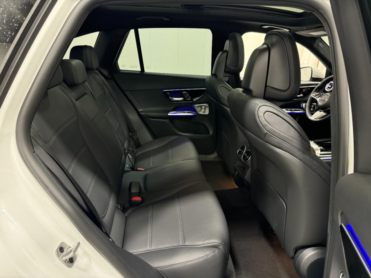 Mercedes-Benz GLC Vehicle Full-screen Gallery Image 10