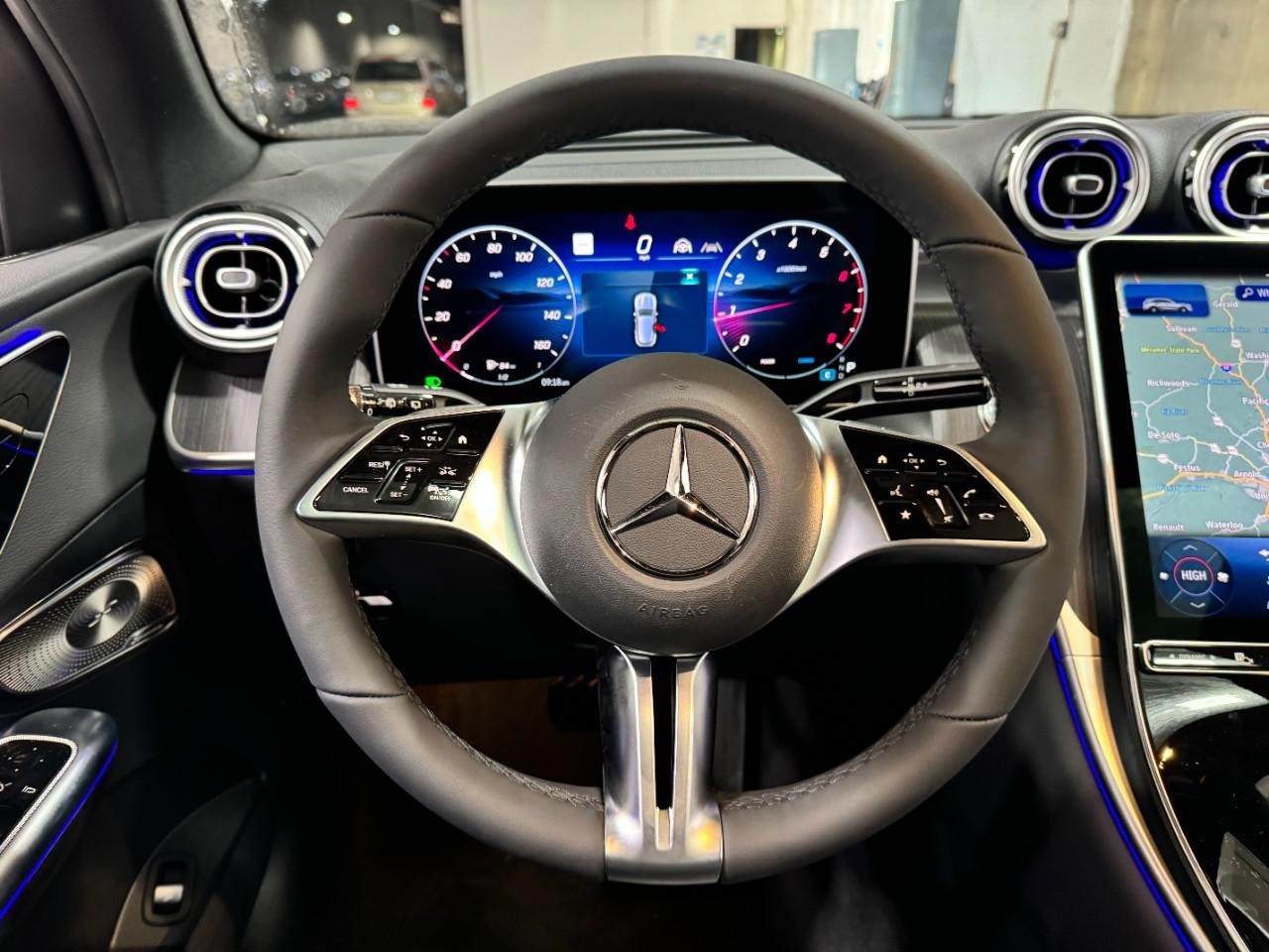 Mercedes-Benz GLC Vehicle Full-screen Gallery Image 13