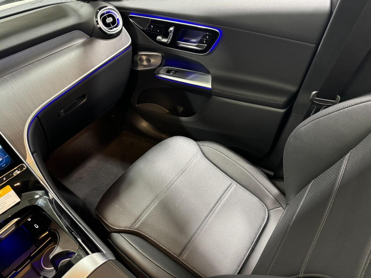 Mercedes-Benz GLC Vehicle Full-screen Gallery Image 15