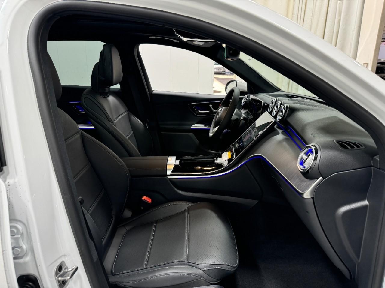 Mercedes-Benz GLC Vehicle Full-screen Gallery Image 16