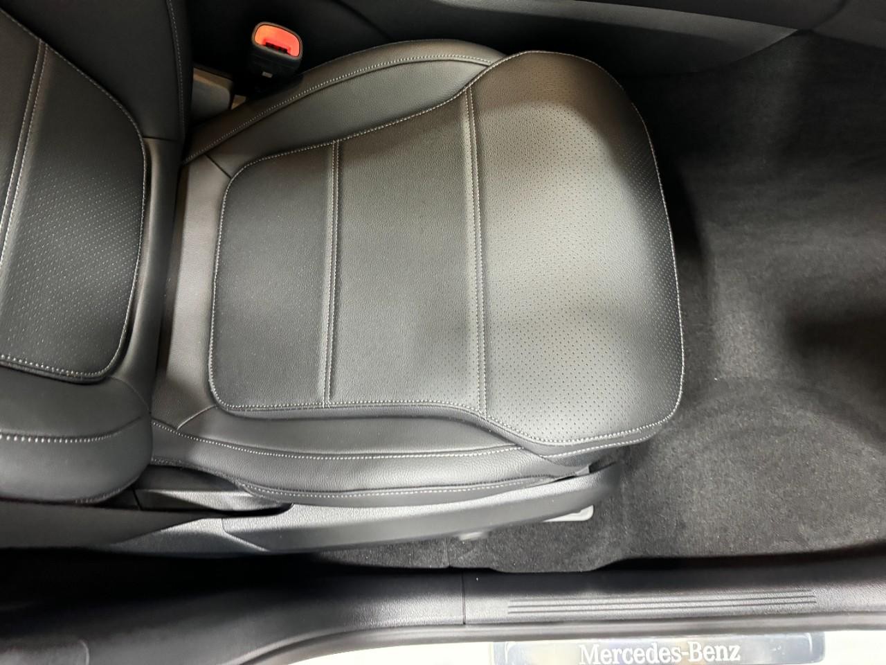 Mercedes-Benz GLC Vehicle Full-screen Gallery Image 17