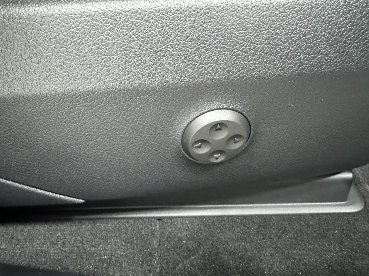 Mercedes-Benz GLC Vehicle Full-screen Gallery Image 18