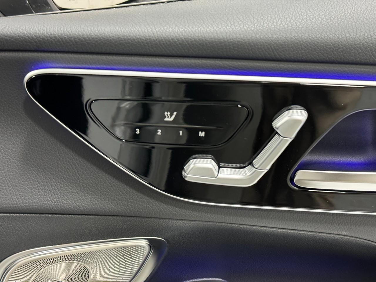 Mercedes-Benz GLC Vehicle Full-screen Gallery Image 19