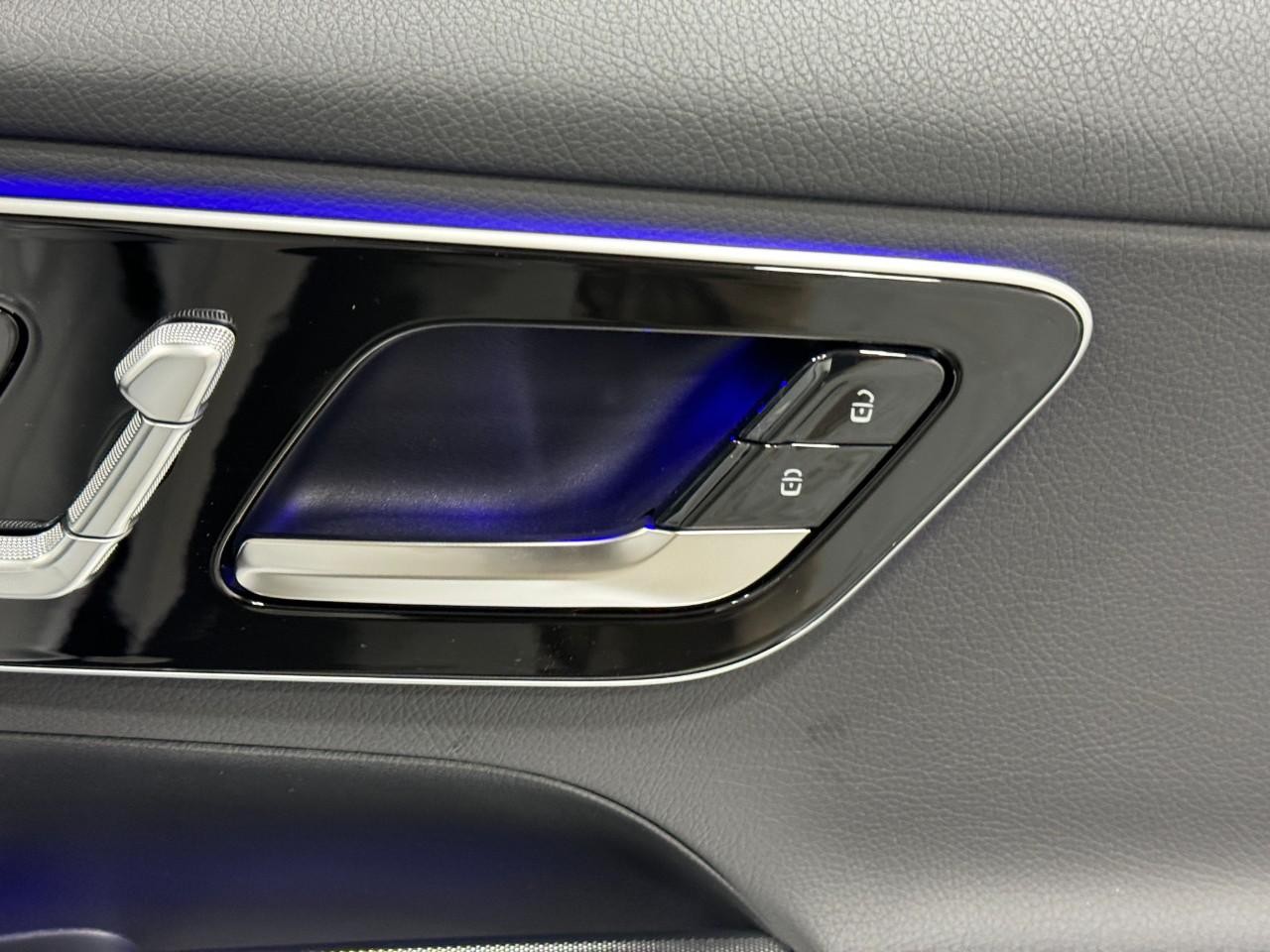 Mercedes-Benz GLC Vehicle Full-screen Gallery Image 20