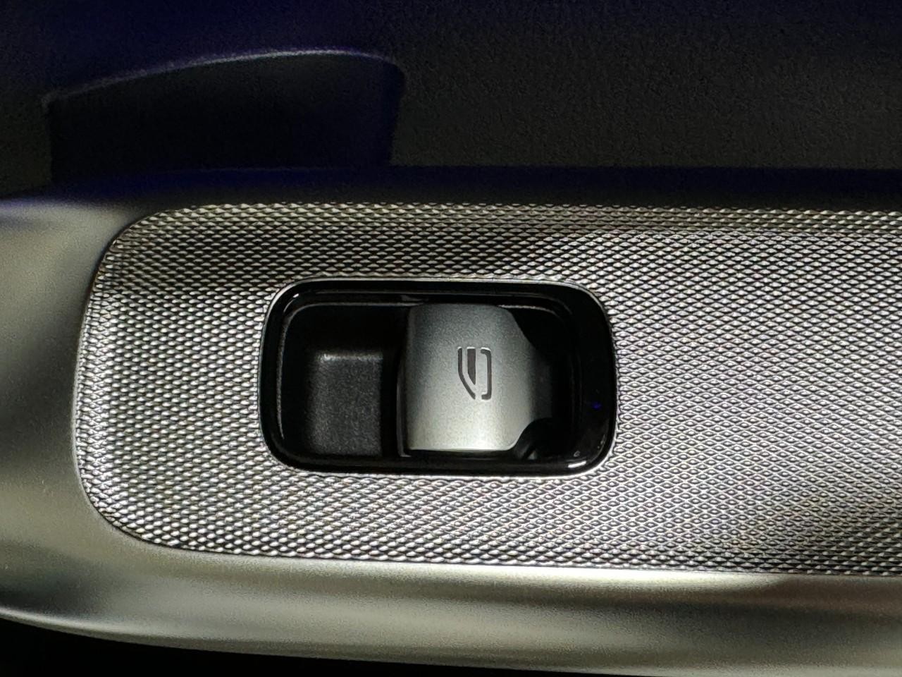 Mercedes-Benz GLC Vehicle Full-screen Gallery Image 21