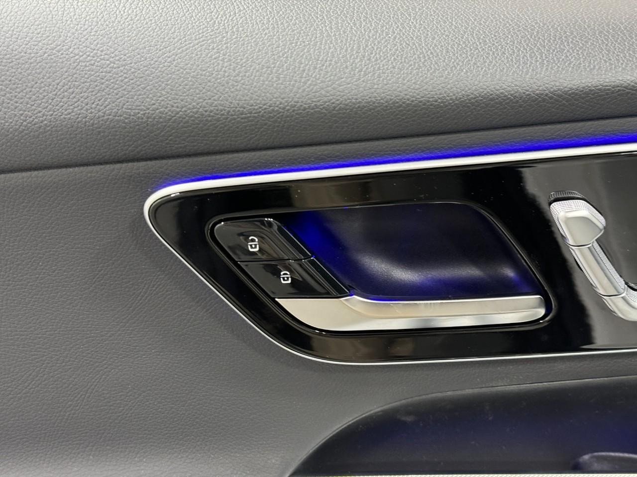 Mercedes-Benz GLC Vehicle Full-screen Gallery Image 23