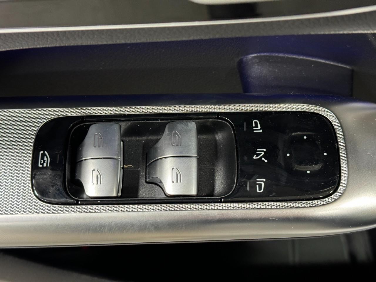 Mercedes-Benz GLC Vehicle Full-screen Gallery Image 24