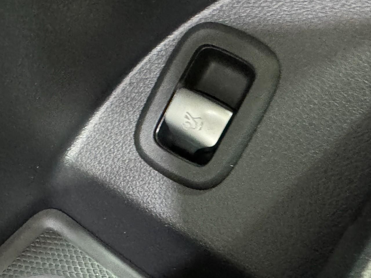 Mercedes-Benz GLC Vehicle Full-screen Gallery Image 26