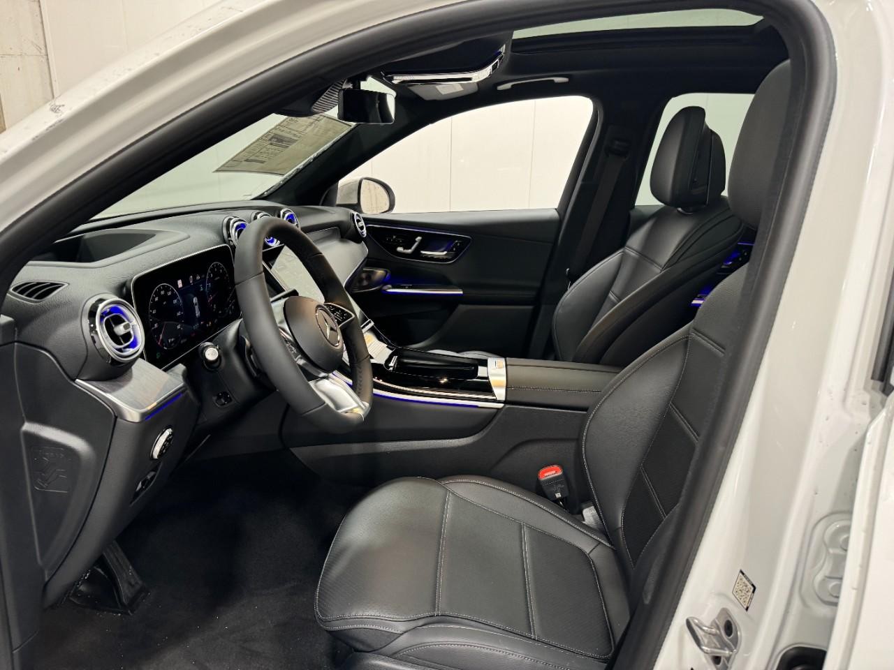 Mercedes-Benz GLC Vehicle Full-screen Gallery Image 27