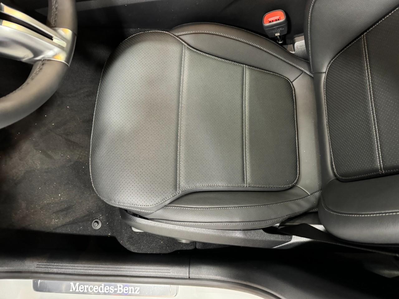 Mercedes-Benz GLC Vehicle Full-screen Gallery Image 28