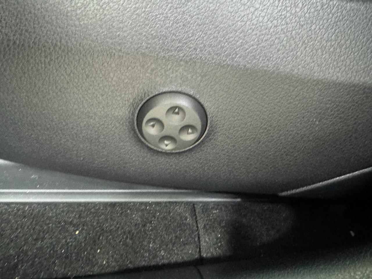 Mercedes-Benz GLC Vehicle Full-screen Gallery Image 29