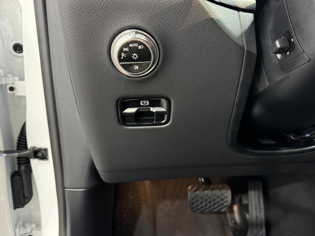 Mercedes-Benz GLC Vehicle Full-screen Gallery Image 30