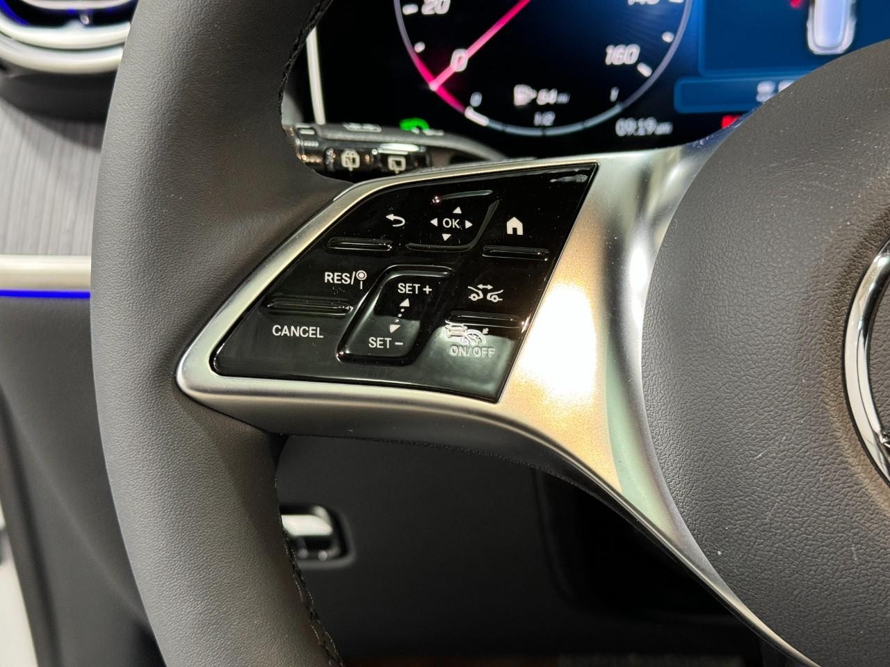 Mercedes-Benz GLC Vehicle Full-screen Gallery Image 31