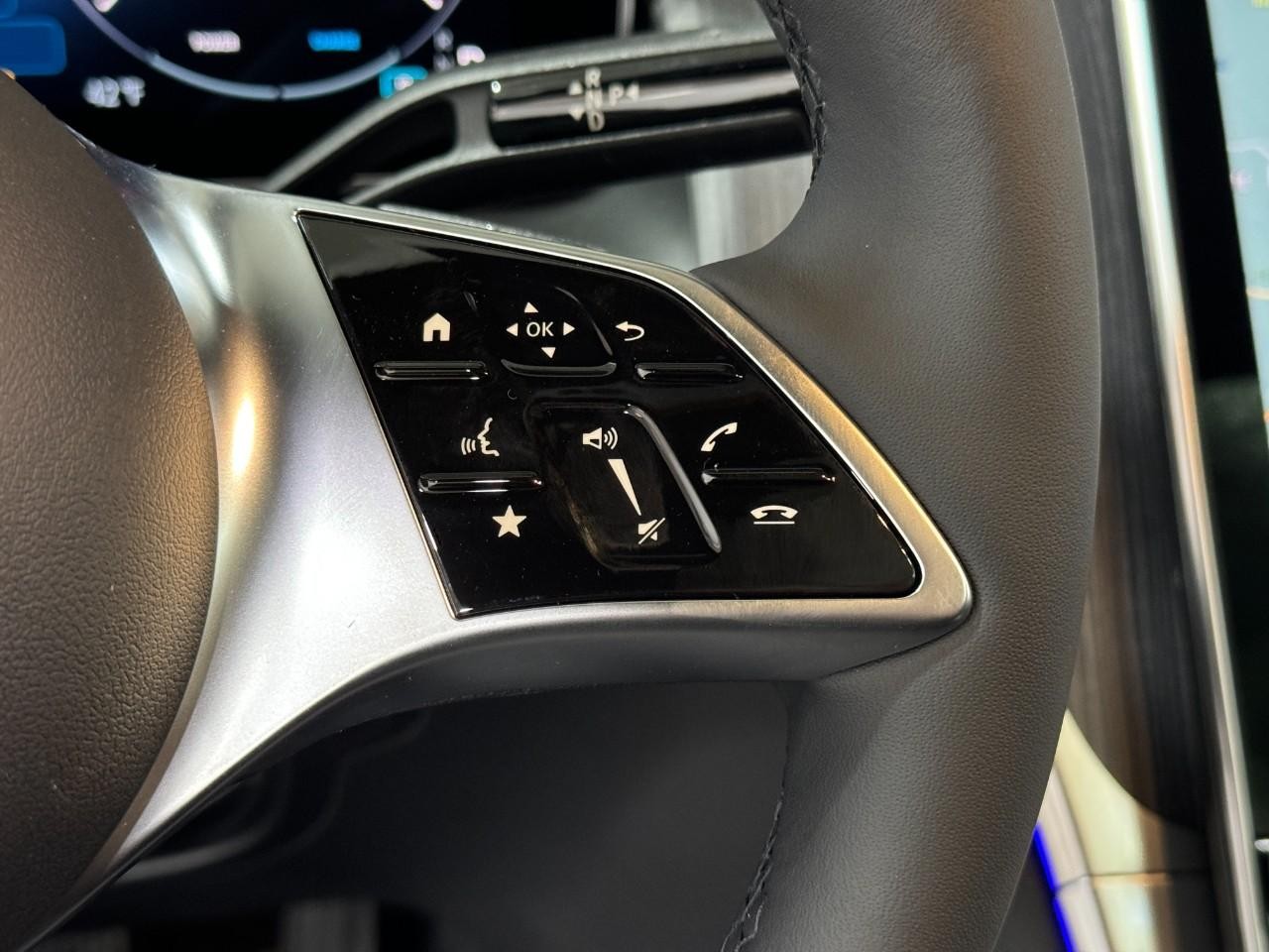 Mercedes-Benz GLC Vehicle Full-screen Gallery Image 32