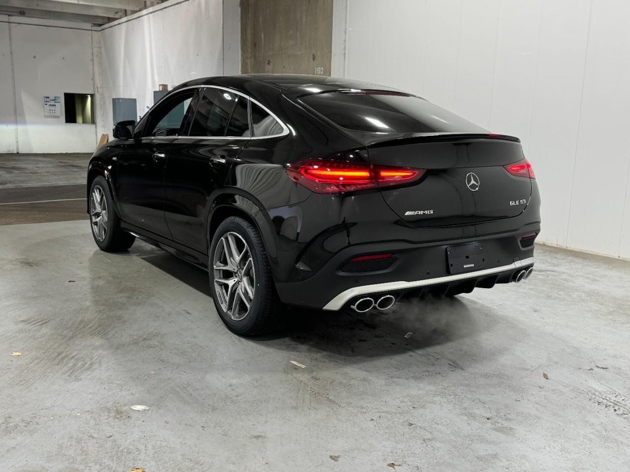 Mercedes-Benz GLE Vehicle Full-screen Gallery Image 3