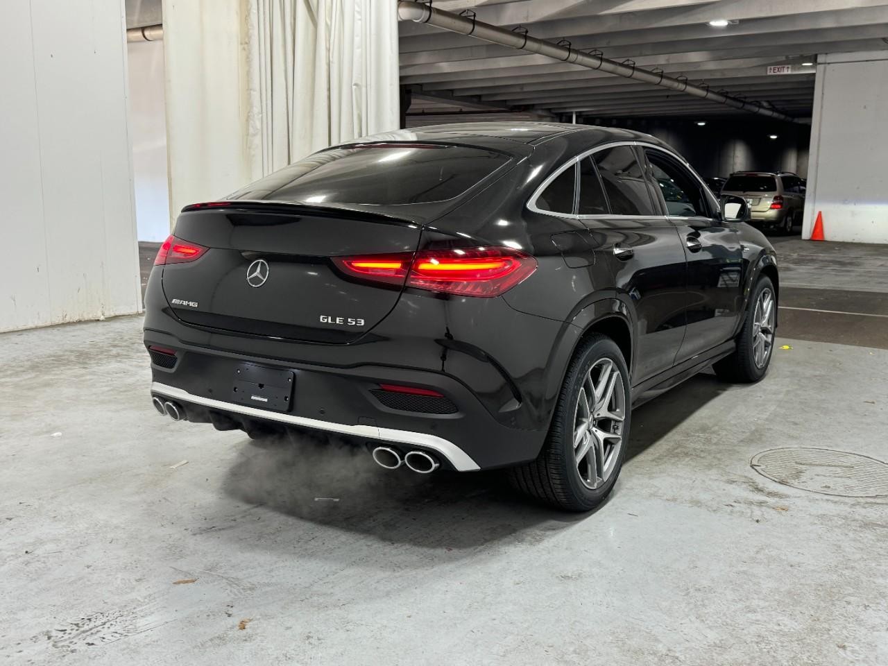 Mercedes-Benz GLE Vehicle Full-screen Gallery Image 4