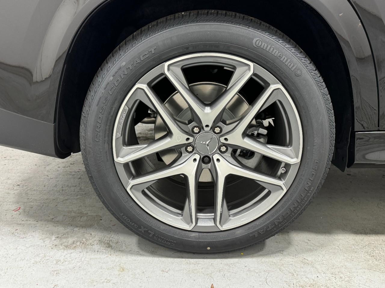 Mercedes-Benz GLE Vehicle Full-screen Gallery Image 5