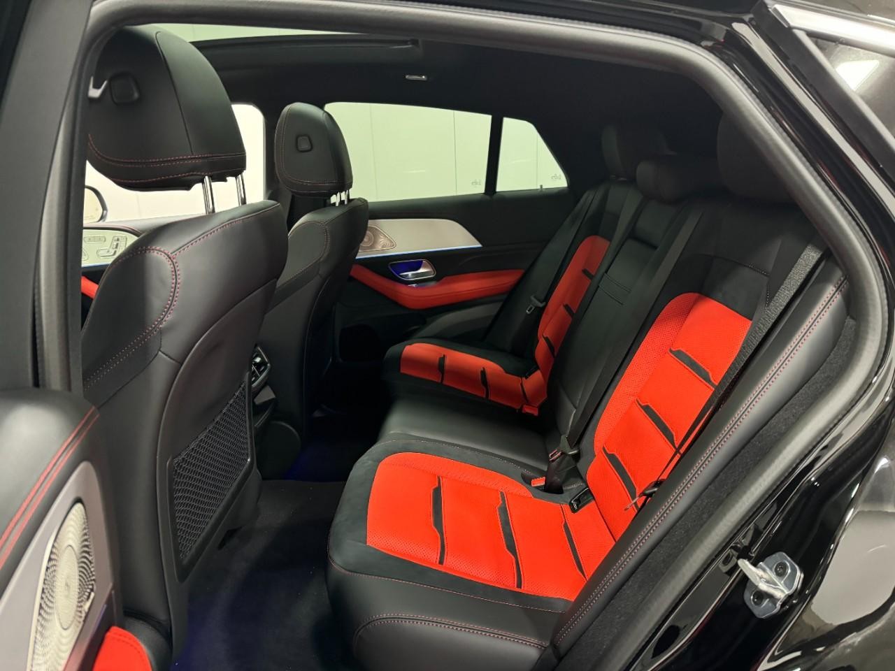 Mercedes-Benz GLE Vehicle Full-screen Gallery Image 8