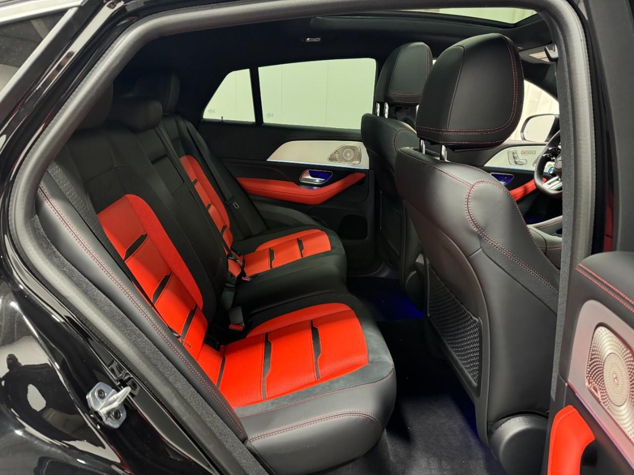 Mercedes-Benz GLE Vehicle Full-screen Gallery Image 10