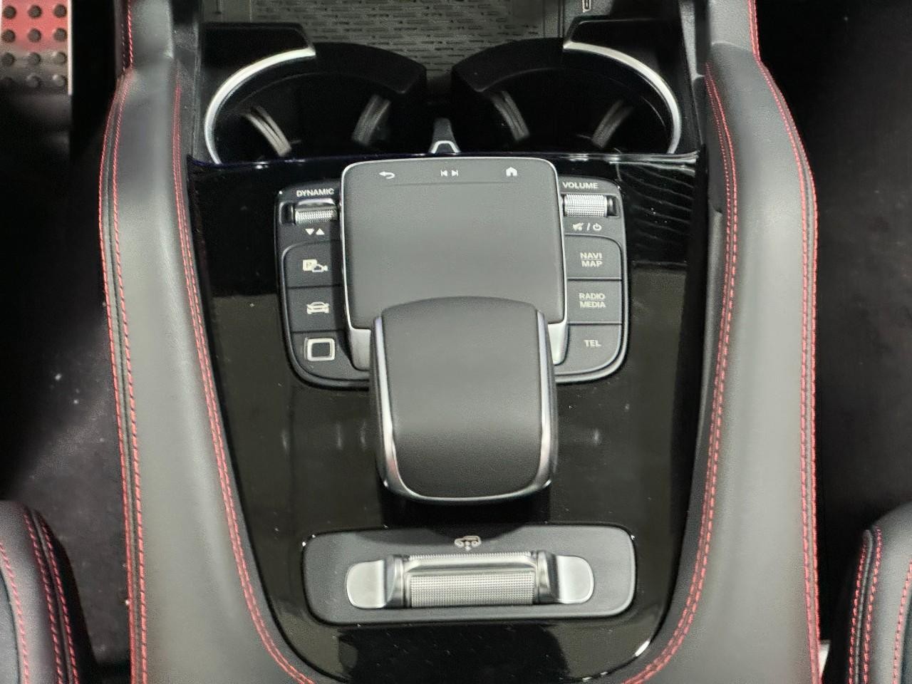 Mercedes-Benz GLE Vehicle Full-screen Gallery Image 16