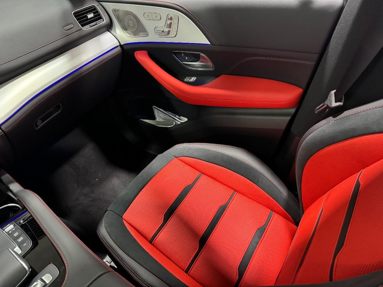 Mercedes-Benz GLE Vehicle Full-screen Gallery Image 17